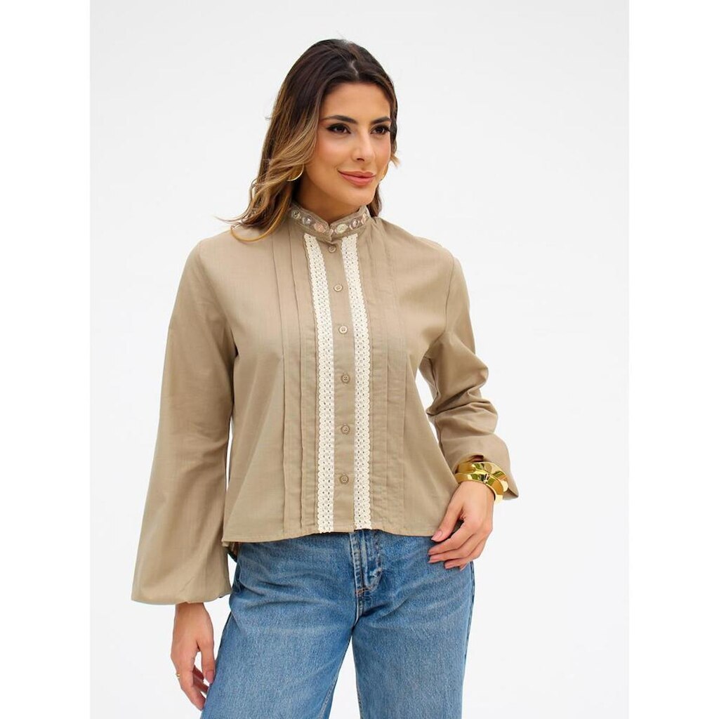 Camisa Feminina Bata Boho com Detalhes em Renda e Acabamento Artesanal