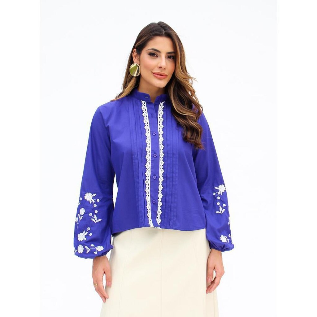 Camisa Feminina Bata Bordada com Detalhes em Renda e Acabamento Artesanal
