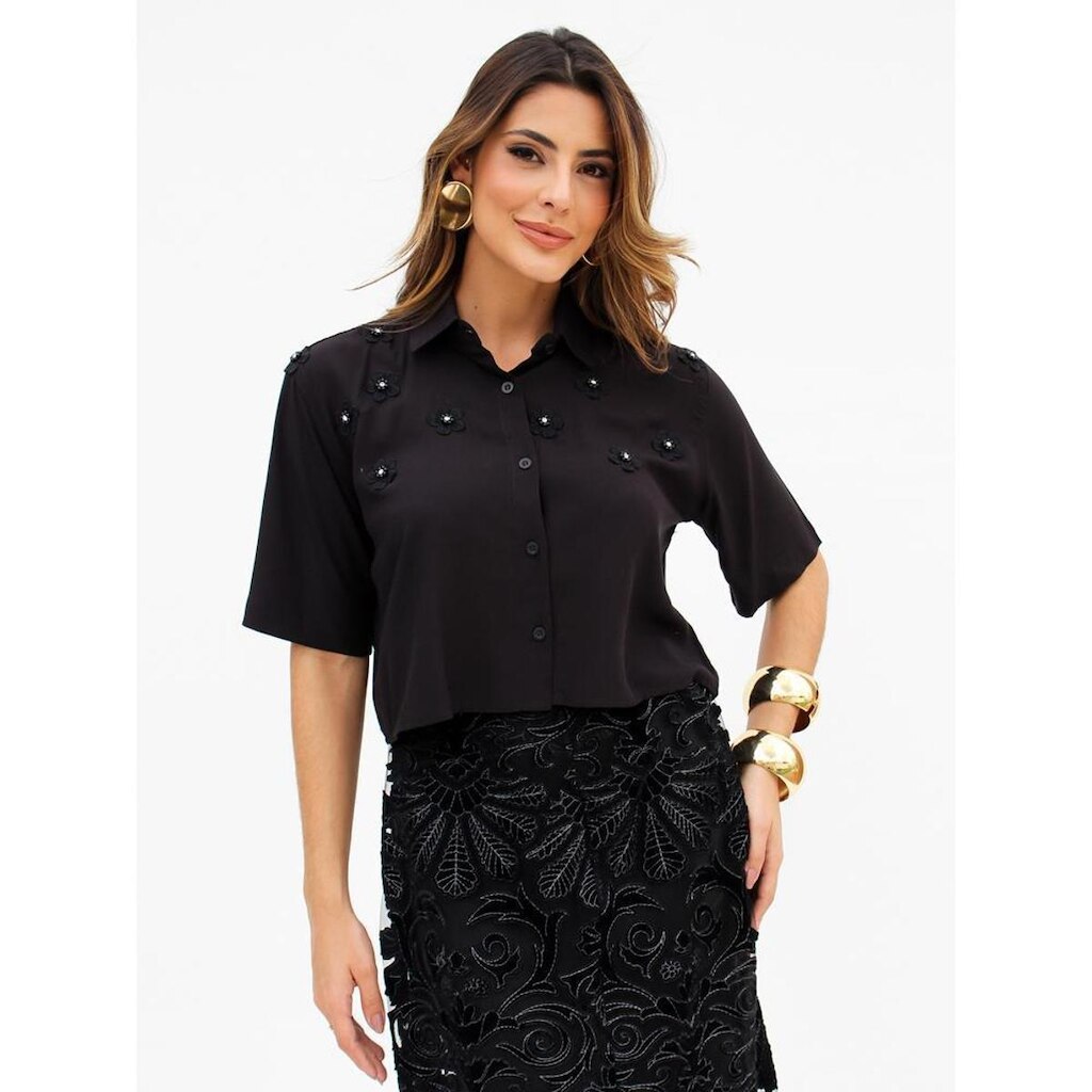 Camisa Feminina Cropped com Aplicações Florais e Detalhes Finos