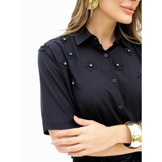 Camisa Feminina Cropped com Aplicações Florais e Detalhes Finos