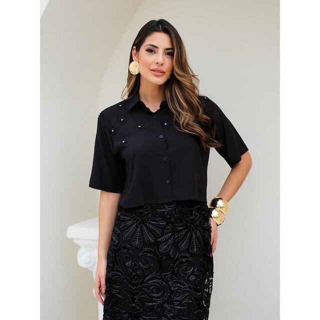 Camisa Feminina Cropped com Aplicações Florais e Detalhes Finos
