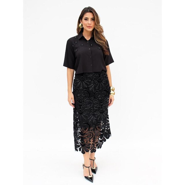Camisa Feminina Cropped com Aplicações Florais e Detalhes Finos