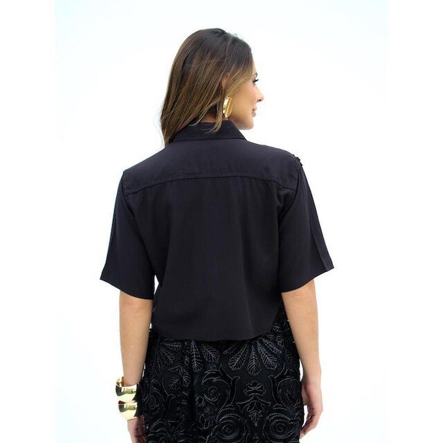 Camisa Feminina Cropped com Aplicações Florais e Detalhes Finos