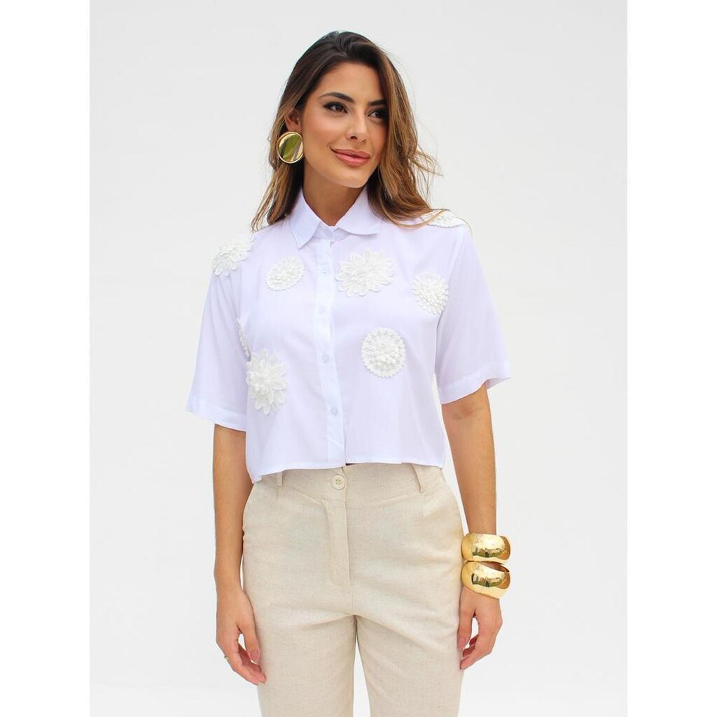 Camisa Feminina Cropped com Aplicações Florais e Detalhes Finos