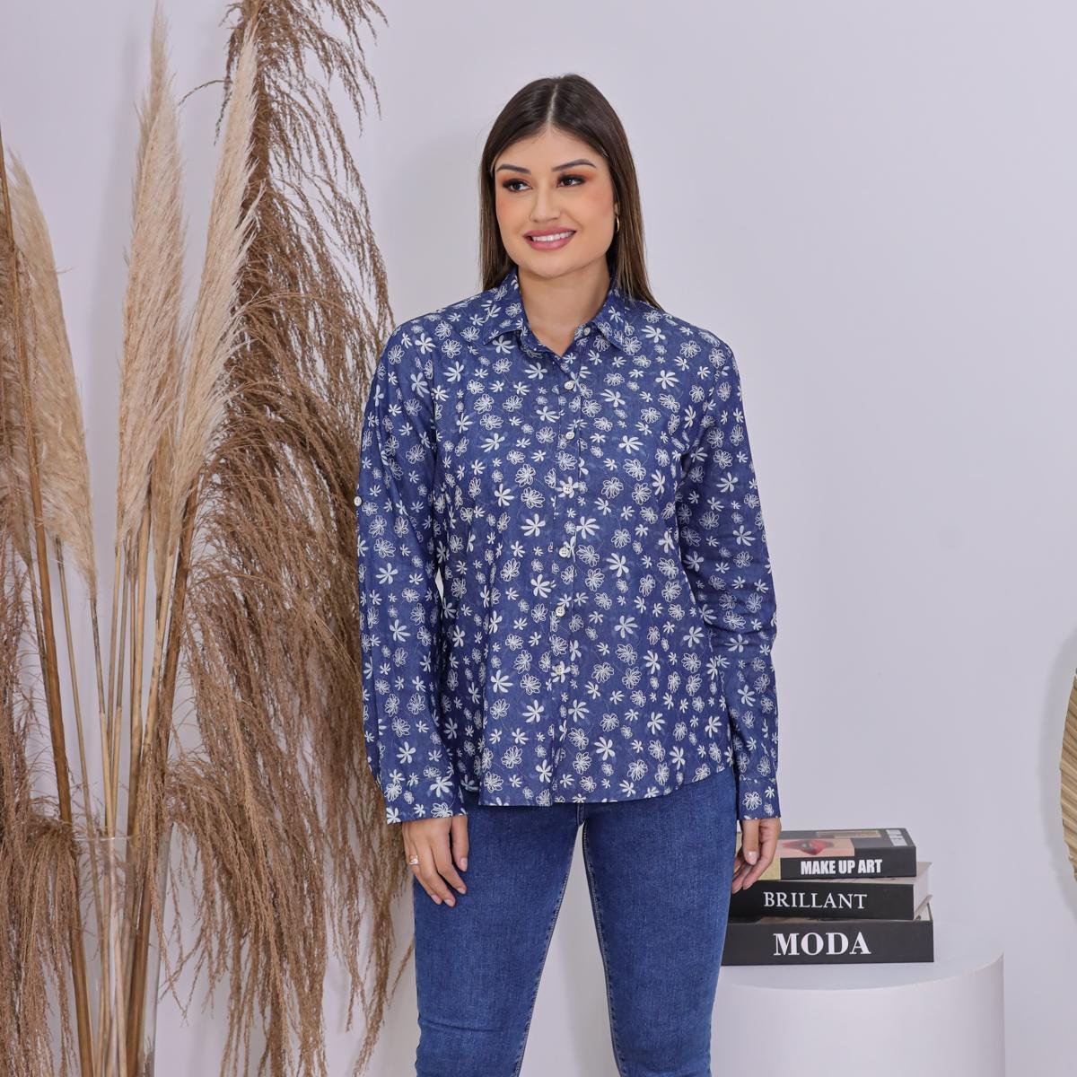 Camisa Feminina Jeans Premium Manga Longa com abotoamento frontal estampado com manga Menor preço em Camisa Feminina Jeans Premium Manga Longa com abotoamento frontal estampado com manga