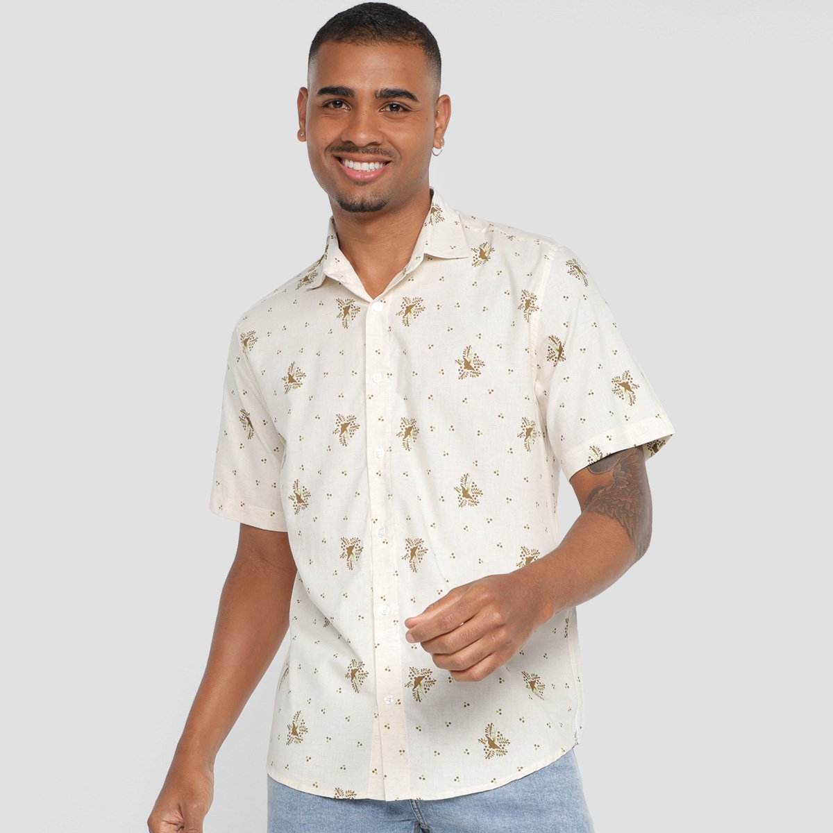 Camisa Manga Curta Milano Estampada Masculina - Bege+Verde Menor preço em Camisa Manga Curta Milano Estampada Masculina - Bege+Verde