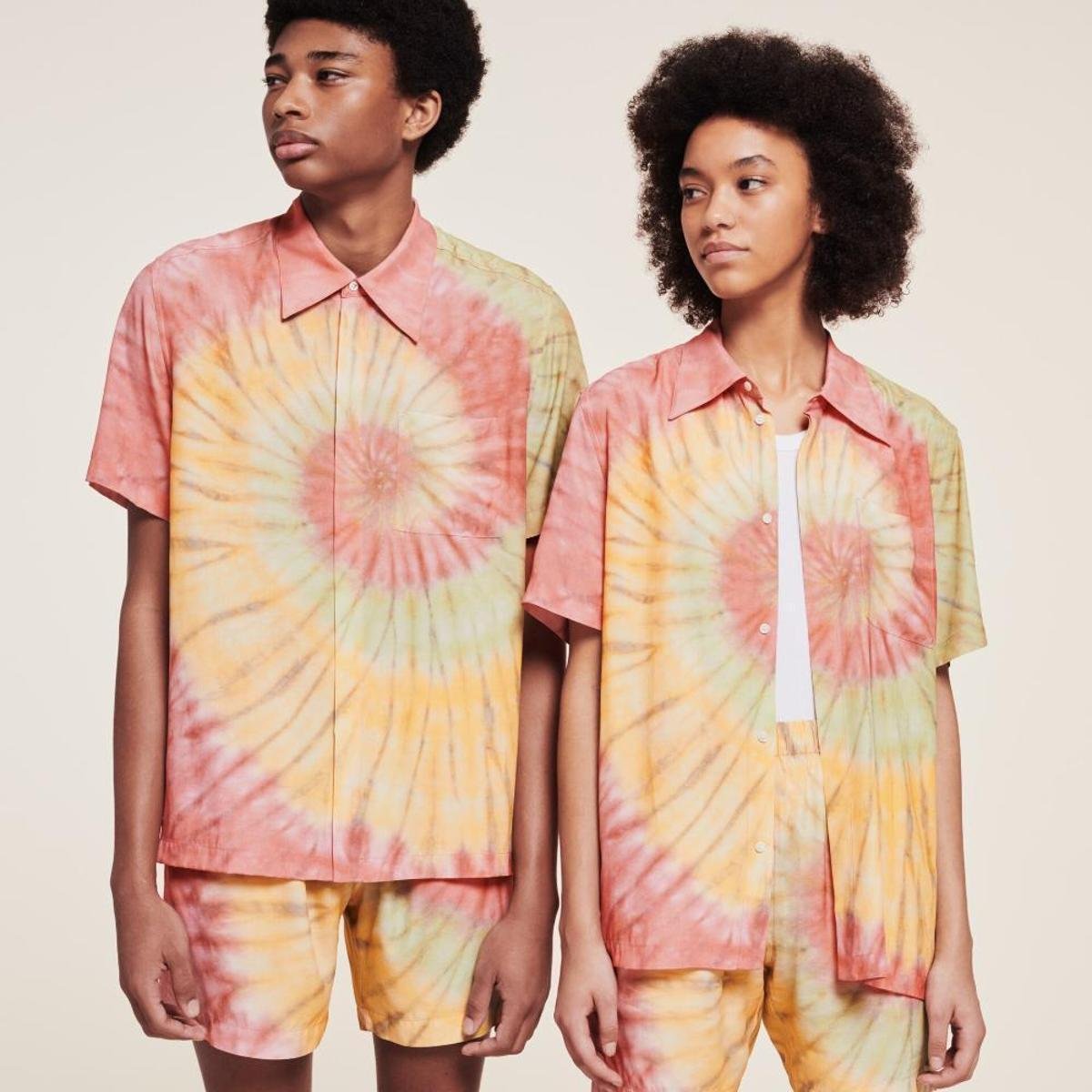 Camisa masculina Lacoste x Ricky Regal com estampa tie-dye e
