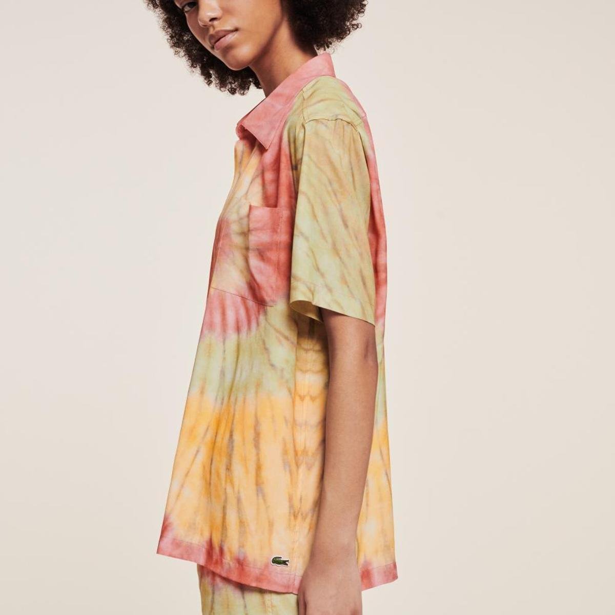 Camisa masculina Lacoste x Ricky Regal com estampa tie-dye e