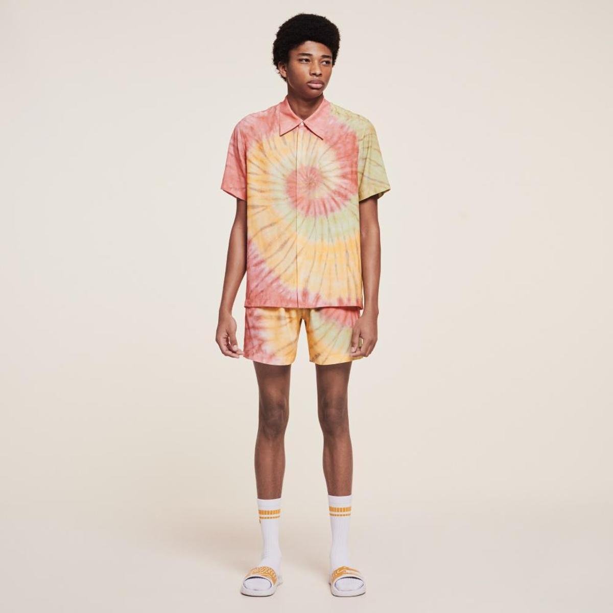 Camisa masculina Lacoste x Ricky Regal com estampa tie-dye e
