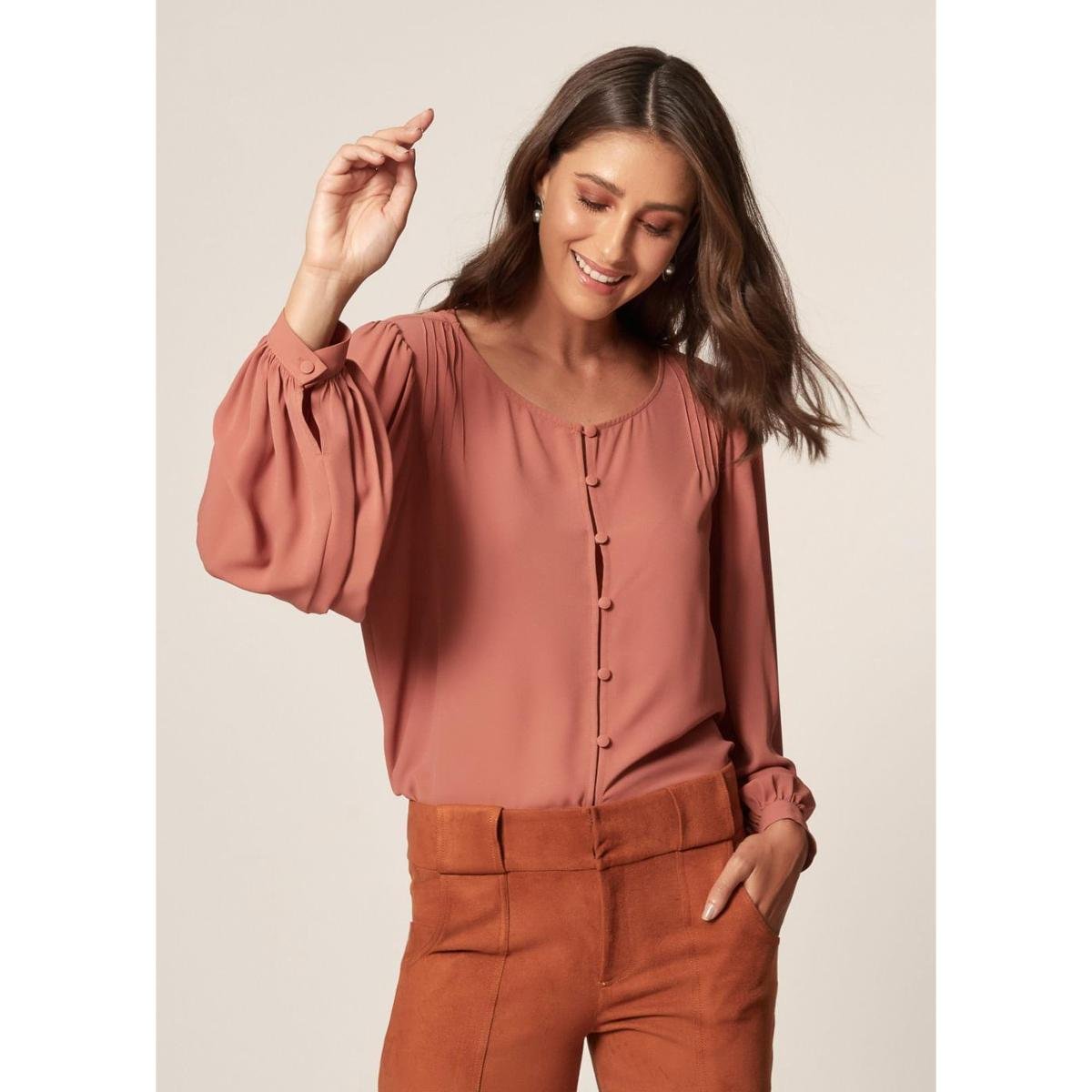 Camisa MOB Chiffon Nervuras Ombro Argila Feminina Menor preço em Camisa MOB Chiffon Nervuras Ombro Argila Feminina