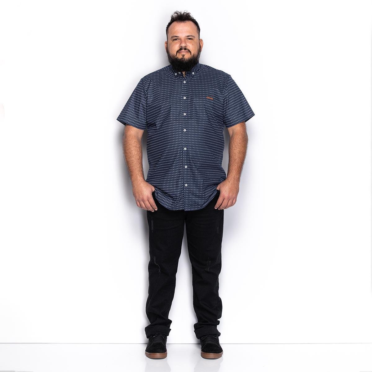 Camisa Social Plus Size Masculina Manga Curta Mini Print - Marinho Menor preço em Camisa Social Plus Size Masculina Manga Curta Mini Print - Marinho