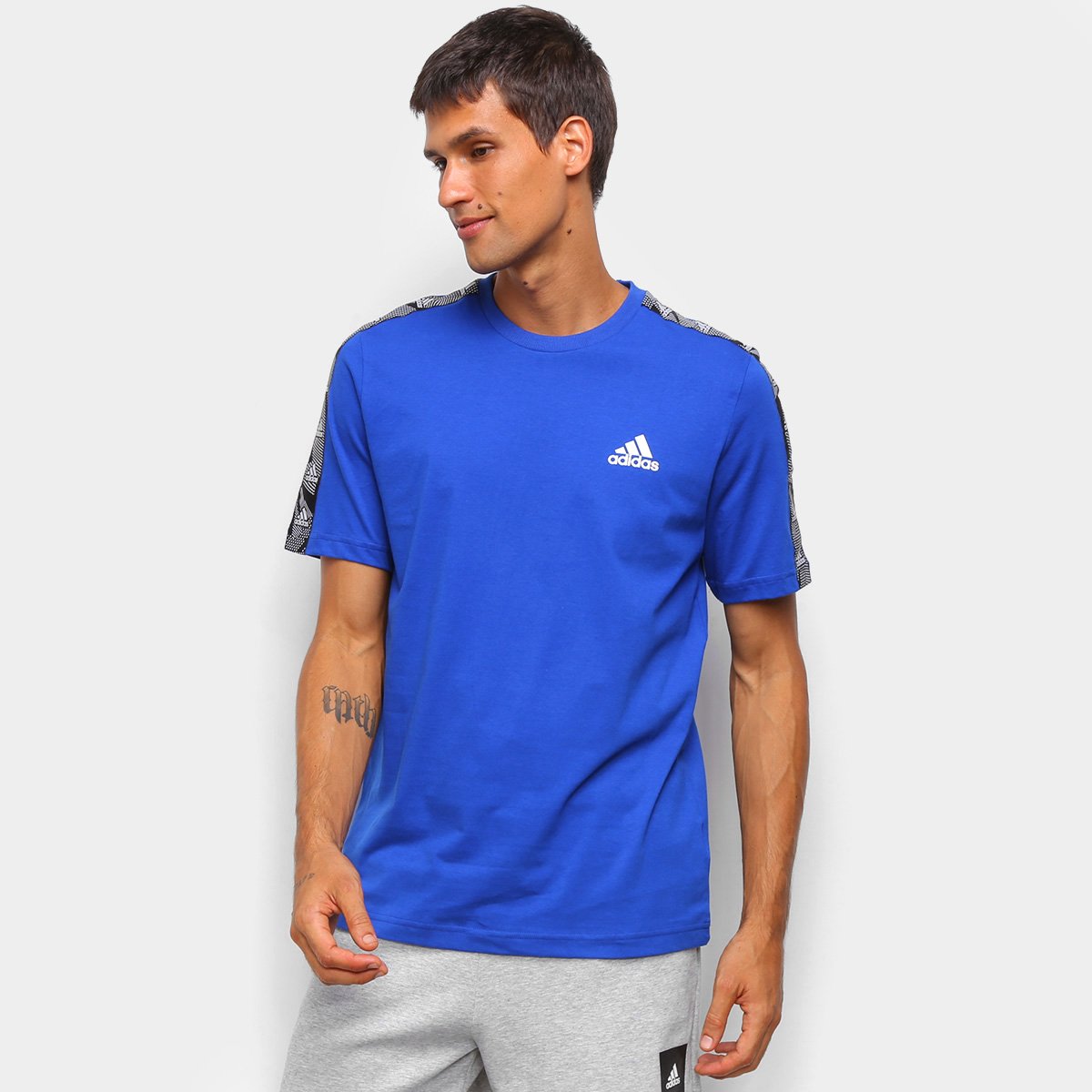 camiseta adidas e tape