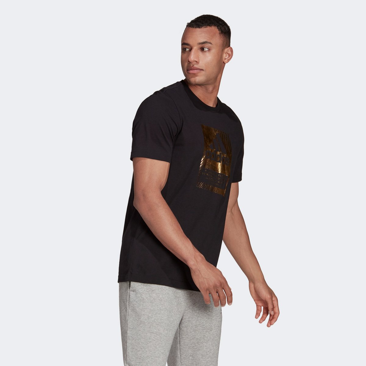 camiseta adidas logo dourado