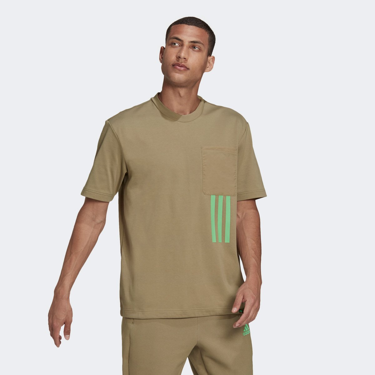 Camiseta Adidas Sportswear x City Masculina - Kaki Menor preço em Camiseta Adidas Sportswear x City Masculina - Kaki