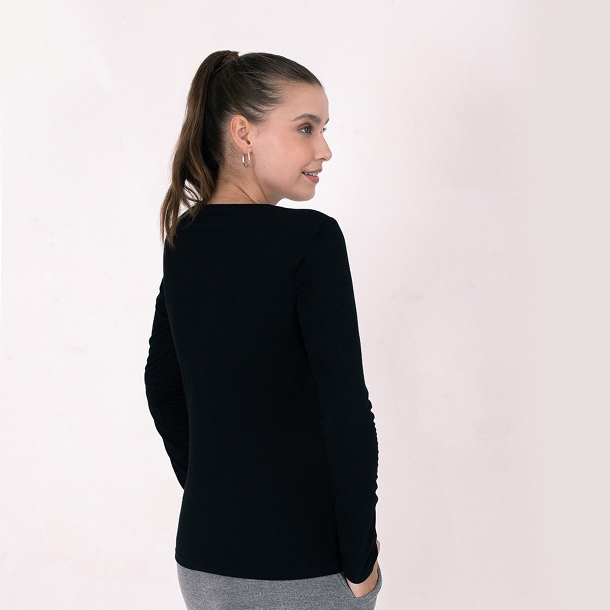 Camiseta Basicamente Manga Longa Feminina - Preto Menor preço em Camiseta Basicamente Manga Longa Feminina - Preto