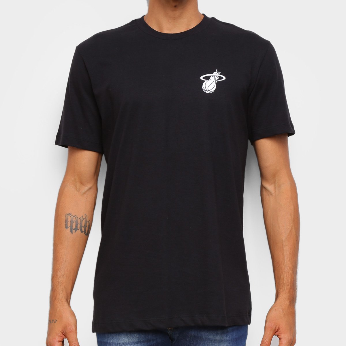 Camiseta Black Pack NBA Miami Heat New Era Logo Shield Masculina - Preto+Branco Menor preço em Camiseta Black Pack NBA Miami Heat New Era Logo Shield Masculina - Preto+Branco