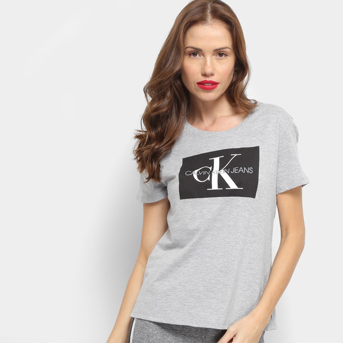 Camiseta Calvin Klein Básica Estampa Logo Feminina - Cinza Menor preço em Camiseta Calvin Klein Básica Estampa Logo Feminina - Cinza