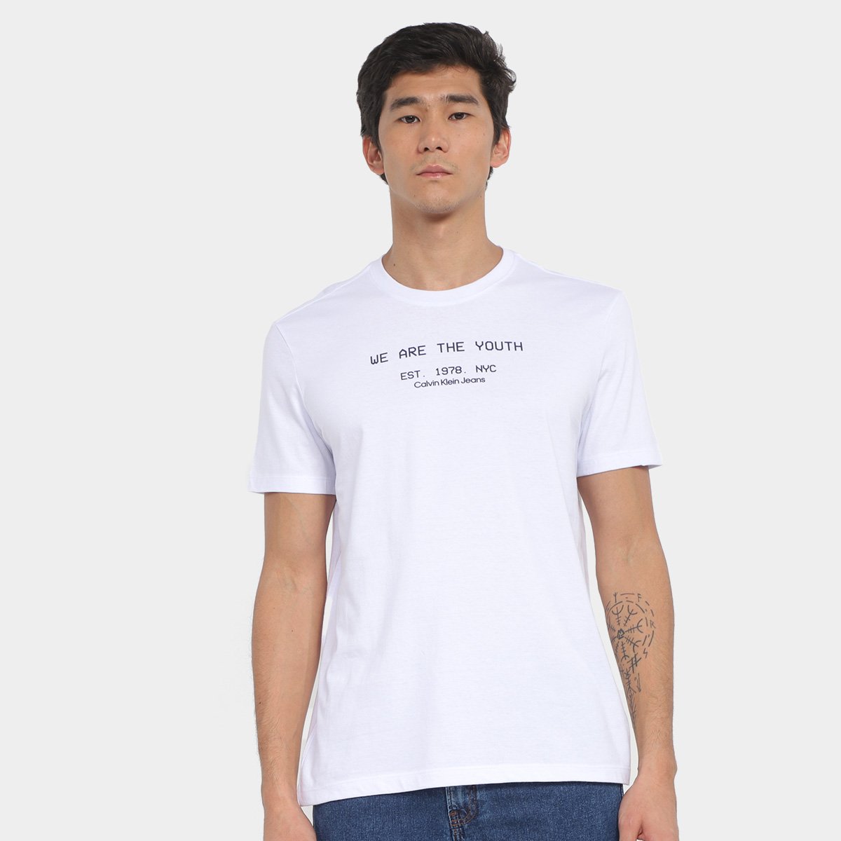 Camiseta Calvin Klein CKJ We Are The Youth Masculina - Branco Menor preço em Camiseta Calvin Klein CKJ We Are The Youth Masculina - Branco