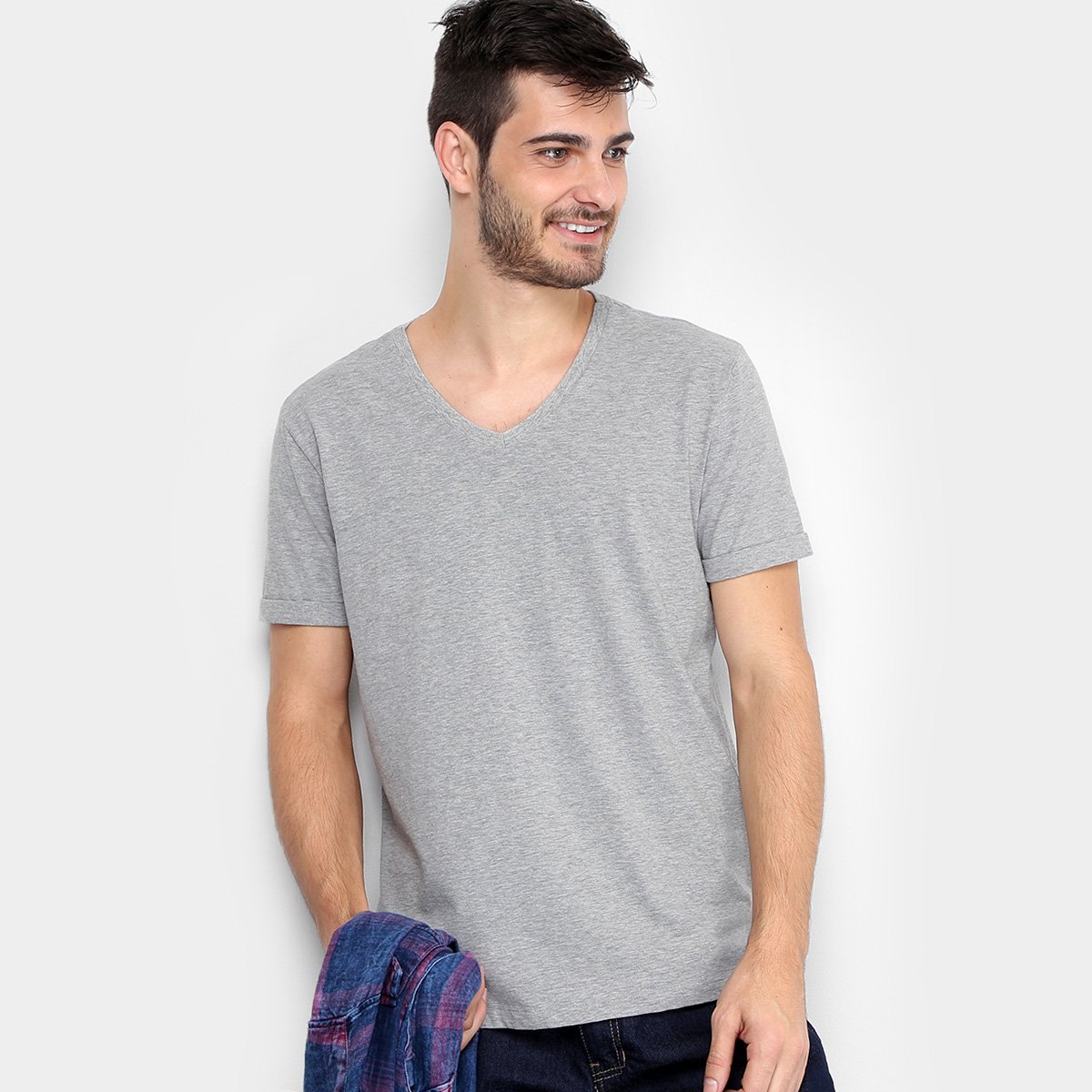 camiseta com v nas costas
