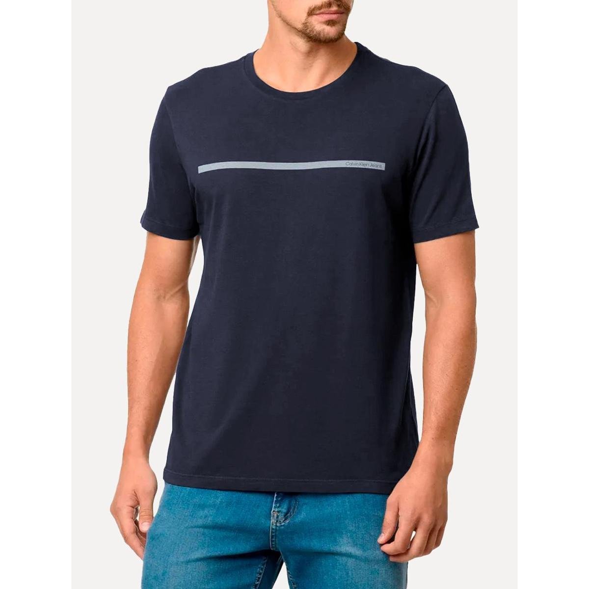 Camiseta Calvin Klein Jeans Masculina New Logo Sash Azul Marinho Menor preço em Camiseta Calvin Klein Jeans Masculina New Logo Sash Azul Marinho