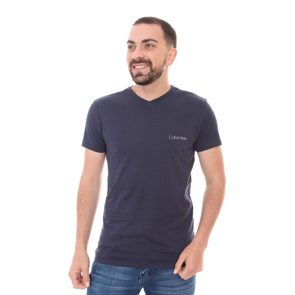 Camiseta Calvin Klein Swimwear Masculina V-Neck Slim Fit Logo Azul Marinho Menor preço em Camiseta Calvin Klein Swimwear Masculina V-Neck Slim Fit Logo Azul Marinho