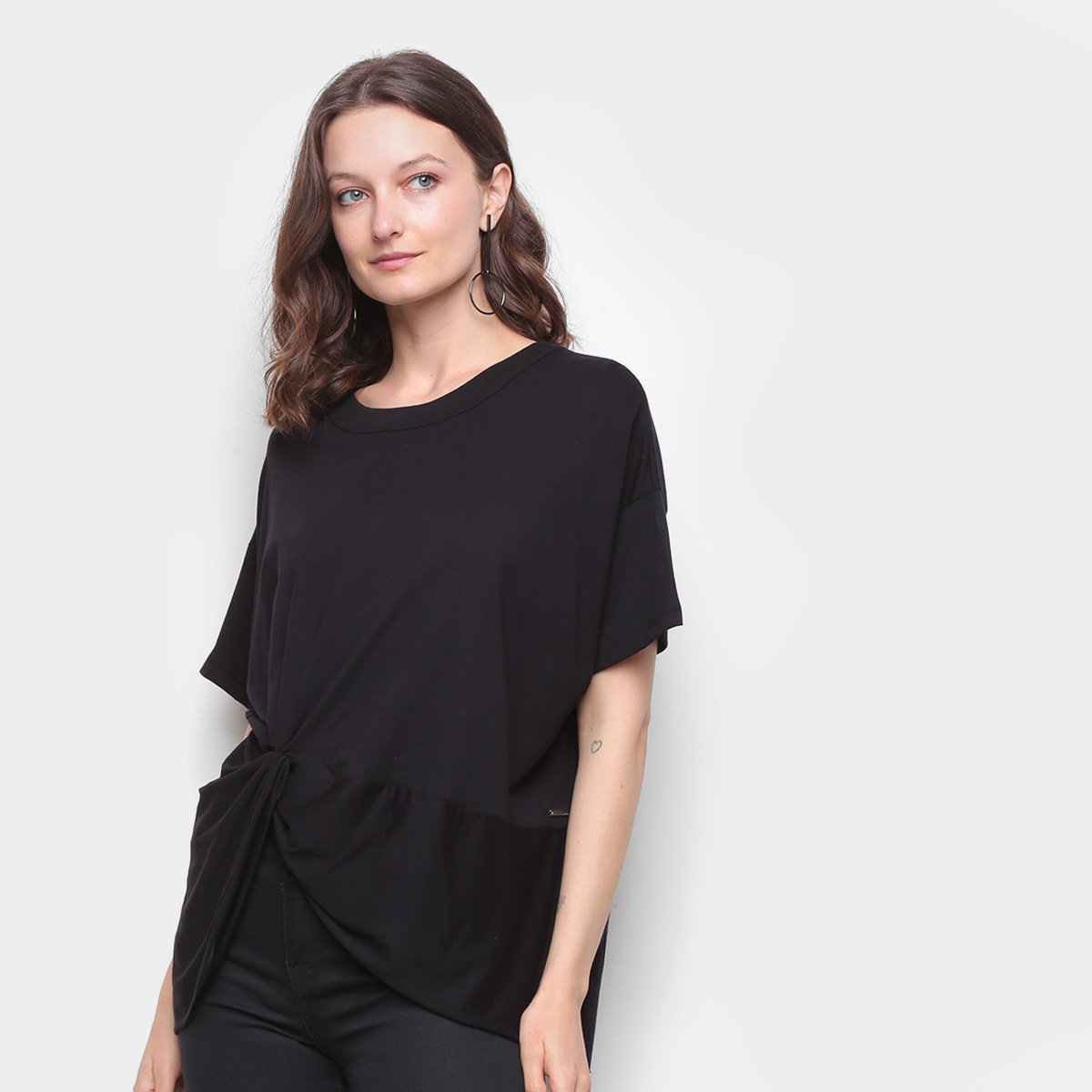 Camiseta Colcci Básica Assimétrica Feminina - Preto Menor preço em Camiseta Colcci Básica Assimétrica Feminina - Preto