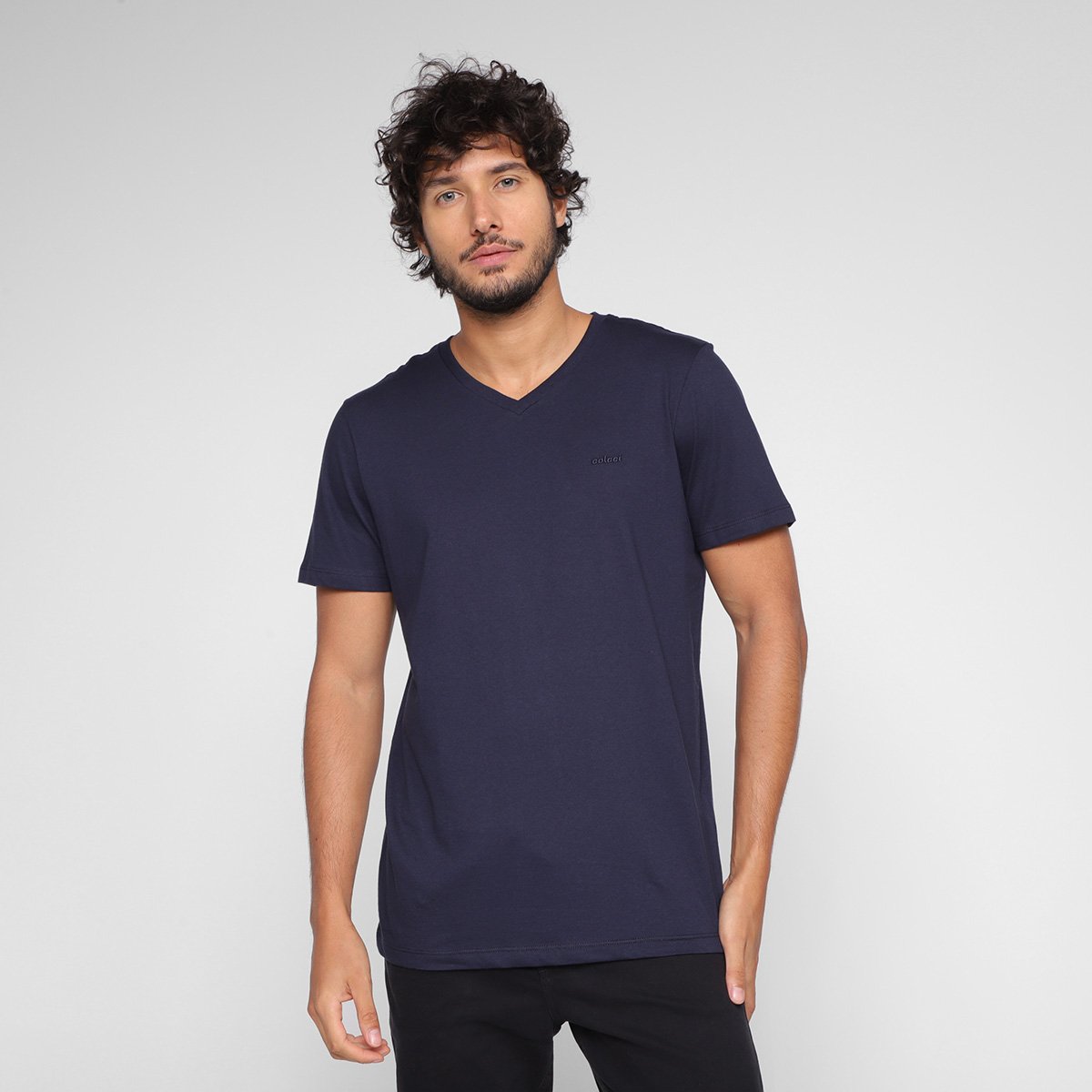 Camiseta Colcci Bordada Gola V Masculina - Azul Menor preço em Camiseta Colcci Bordada Gola V Masculina - Azul