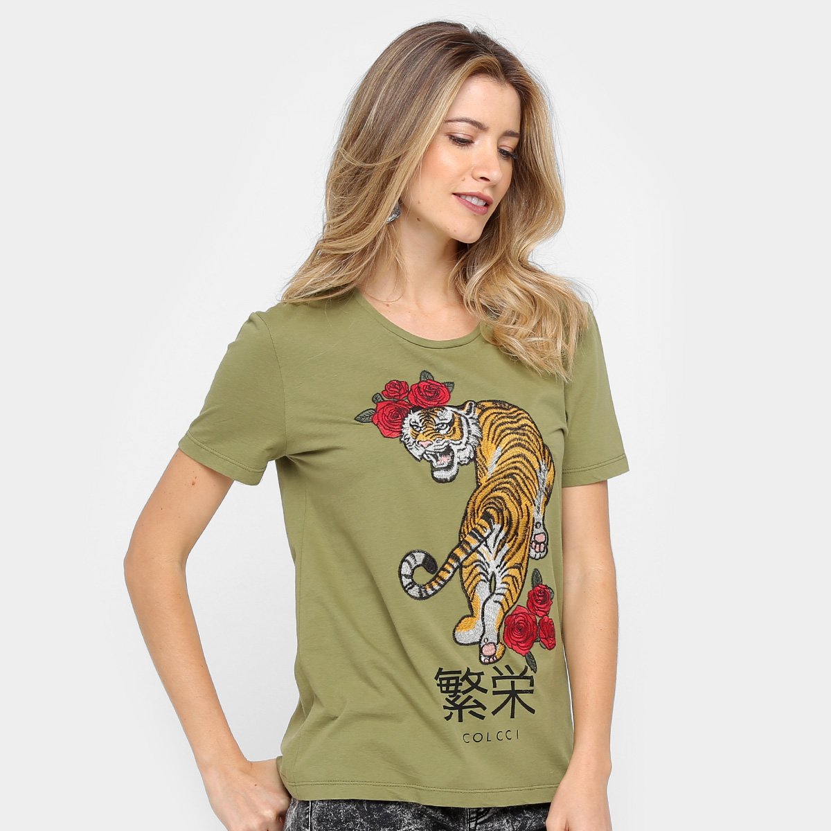 camiseta colcci bordada