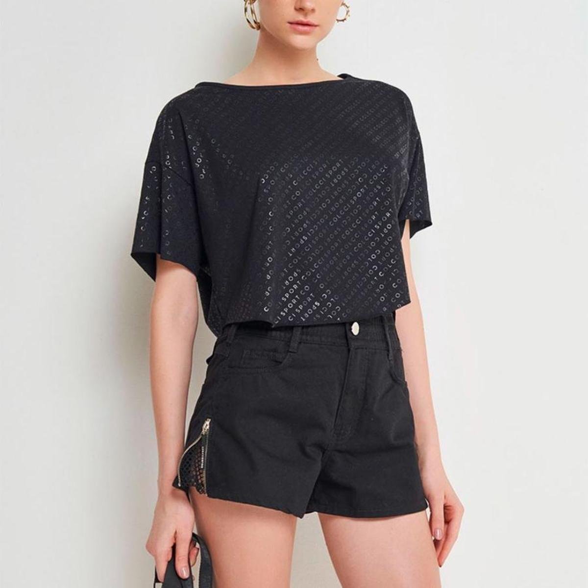 Camiseta Cropped Colcci Oversized Estampada - Preta Preto G - Preto Menor preço em Camiseta Cropped Colcci Oversized Estampada - Preta Preto G - Preto