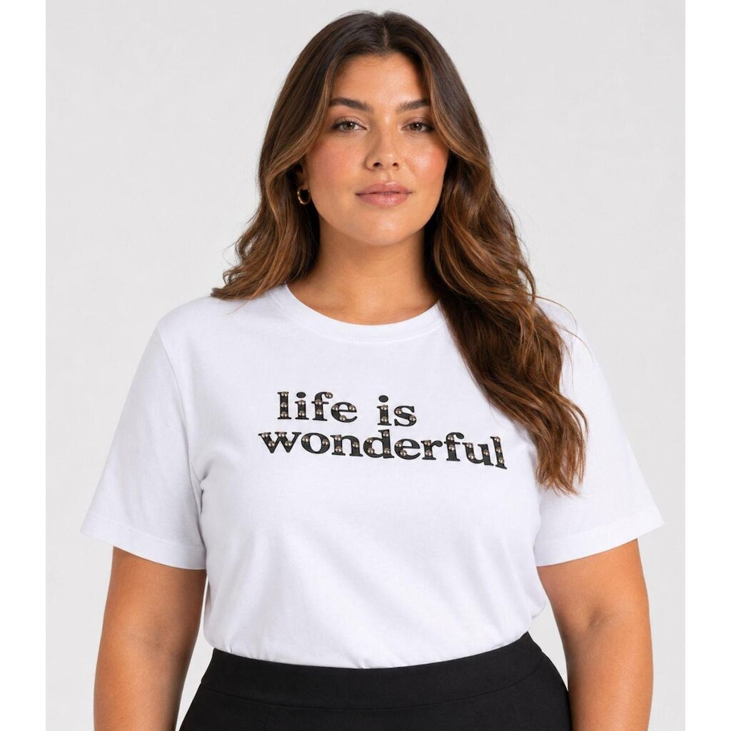 Camiseta Feminina Com Estampa e Rebite Dianna Branco