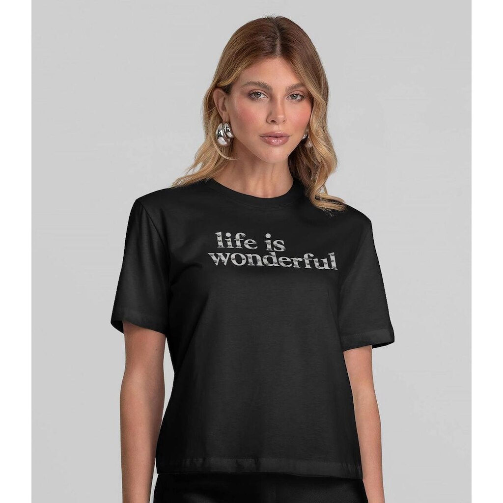 Camiseta Feminina Com Estampa e Rebite Dianna Preto