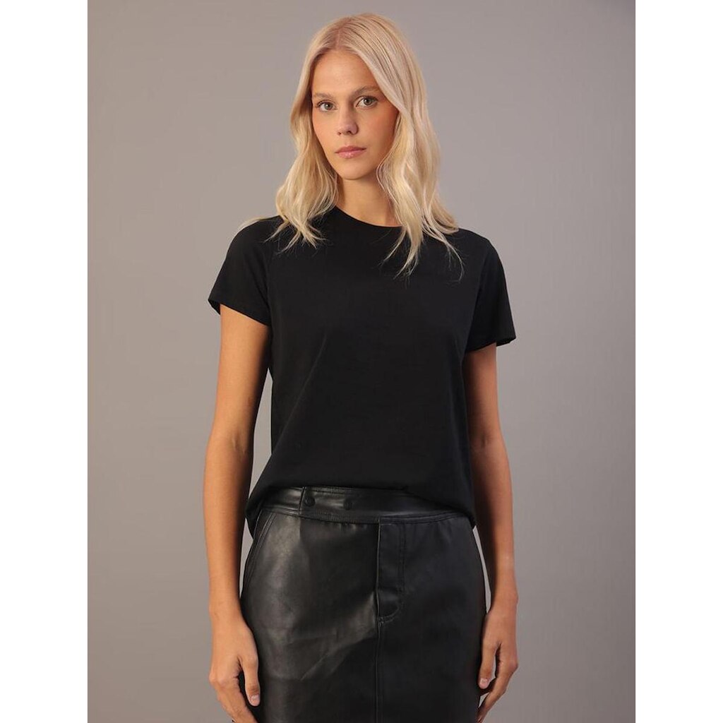 Camiseta Feminina Essentials Estampa na Barra Calvin Klein Jeans - Preto