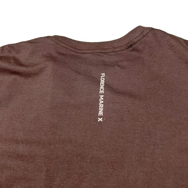 Camiseta Florence Burgee Bolso Marrom