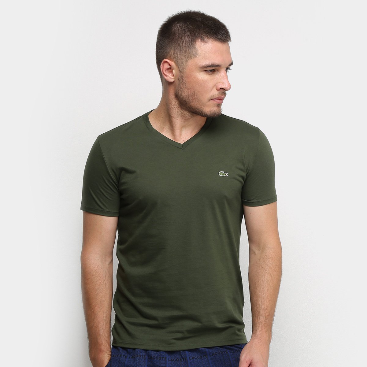Camiseta Lacoste Gola V Regular Fit Masculina - Verde escuro é ruim? Camiseta Lacoste Gola V Regular Fit Masculina - Verde escuro é boa?