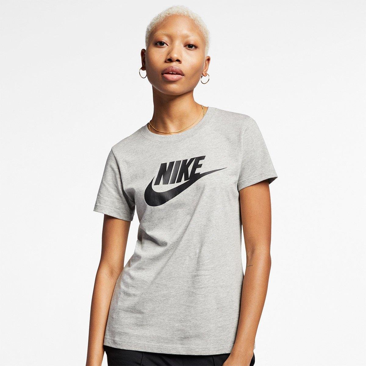 Camiseta Nike Essentials Icon Futura Feminina - Cinza+Branco é ruim? Camiseta Nike Essentials Icon Futura Feminina - Cinza+Branco é boa?