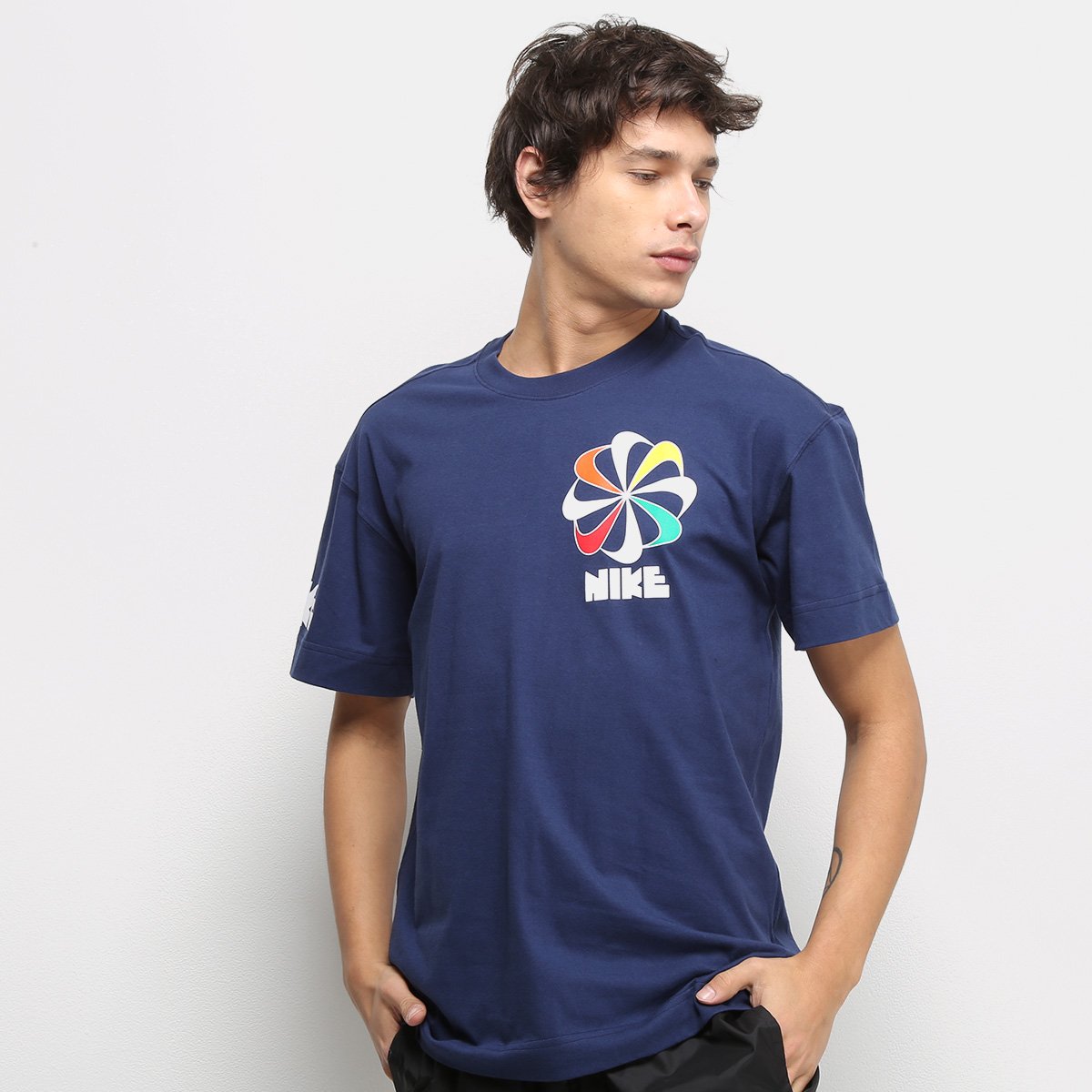 Camiseta Nike NSW Classics Masculina - Marinho Menor preço em Camiseta Nike NSW Classics Masculina - Marinho