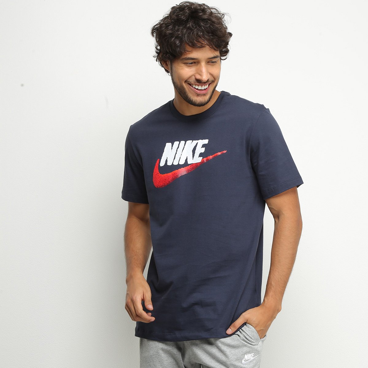Camiseta Nike Sportswear Brand Mark Masculina - Azul Escuro Menor preço em Camiseta Nike Sportswear Brand Mark Masculina - Azul Escuro