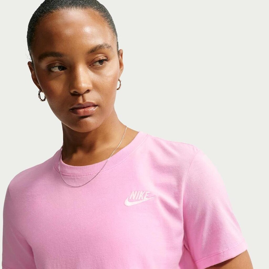 Camiseta Nike Sportswear Club Essentials Feminina