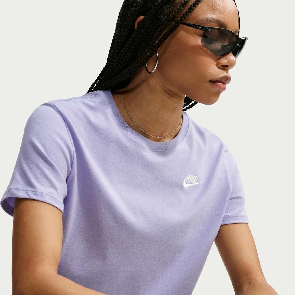 Camiseta Nike Sportswear Club Essentials Feminina