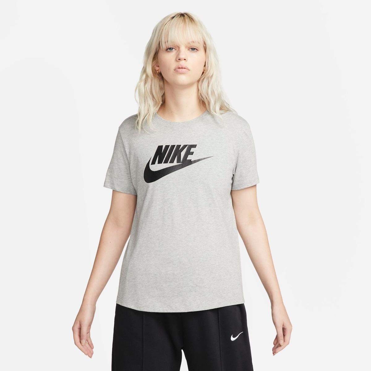 Camiseta Nike Sportswear Essentials Feminina Menor preço em Camiseta Nike Sportswear Essentials Feminina