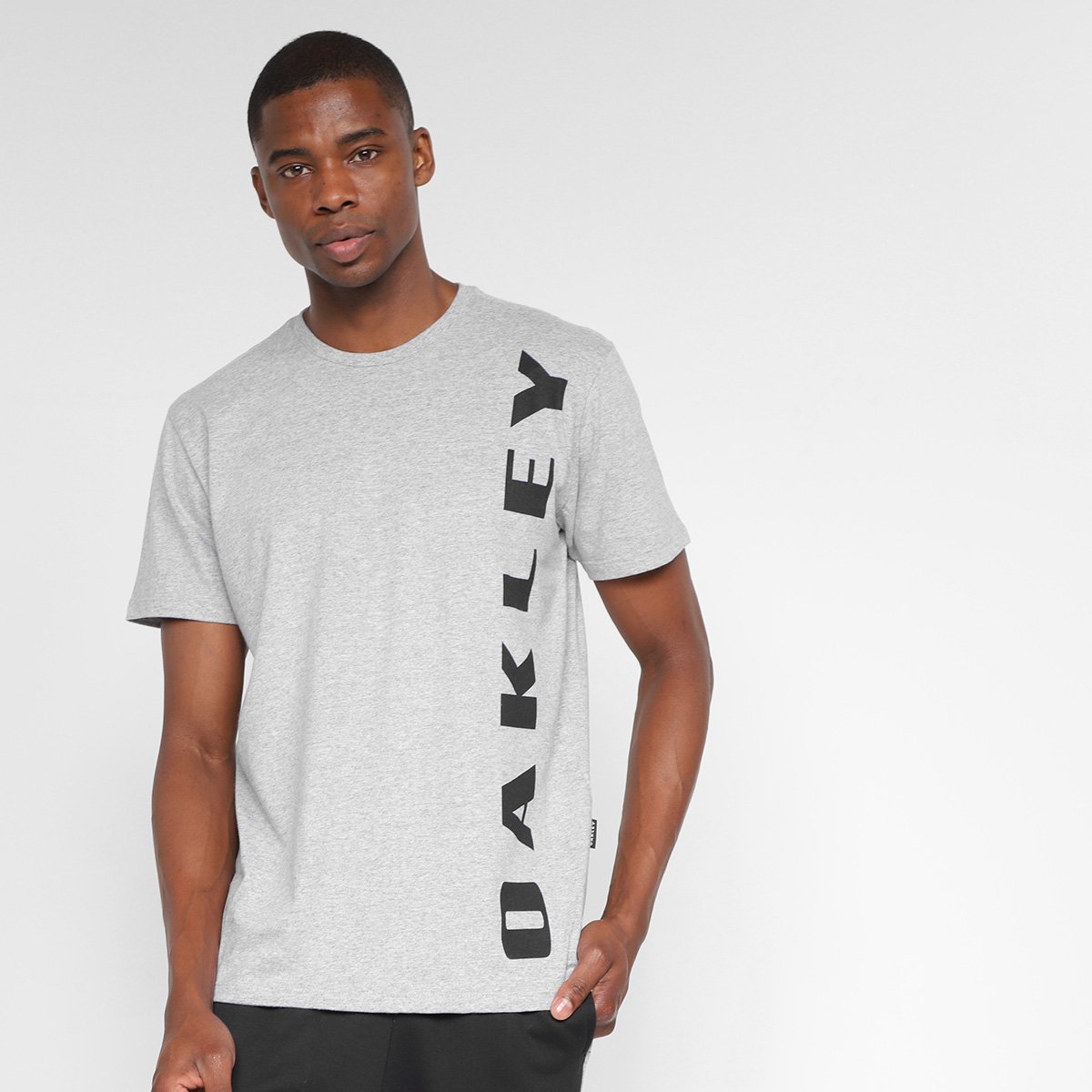 Camiseta Oakley Big Bark Masculina - Cinza+Preto Menor preço em Camiseta Oakley Big Bark Masculina - Cinza+Preto