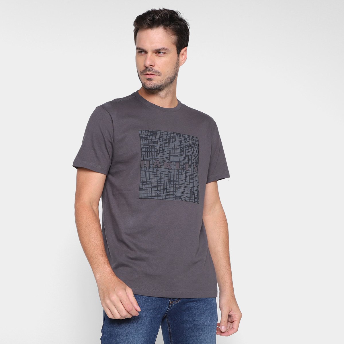 Camiseta Oakley Mythologies Masculina - Chumbo Menor preço em Camiseta Oakley Mythologies Masculina - Chumbo