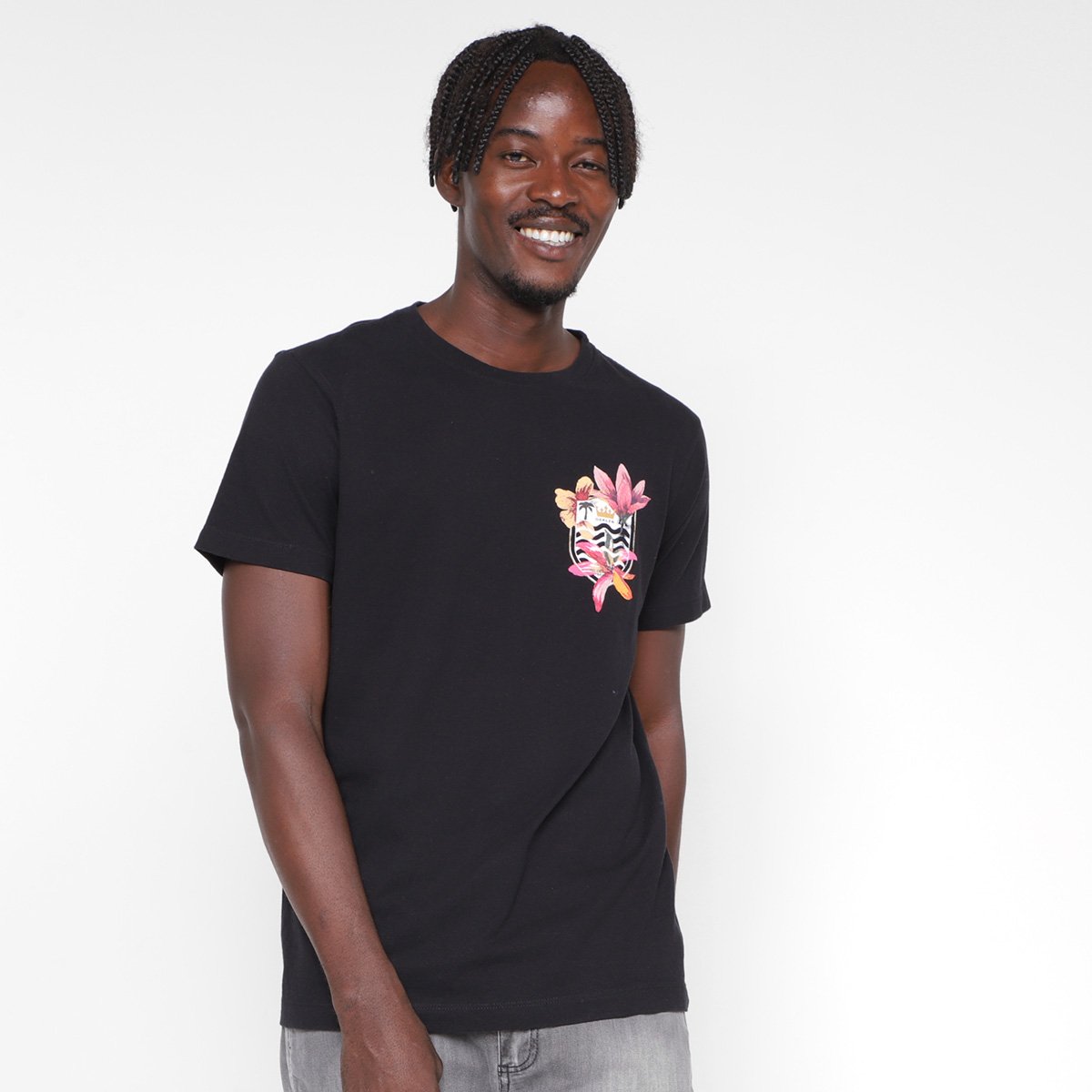 Camiseta Osklen Vintage Brasão Florido Masculina - Preto Menor preço em Camiseta Osklen Vintage Brasão Florido Masculina - Preto