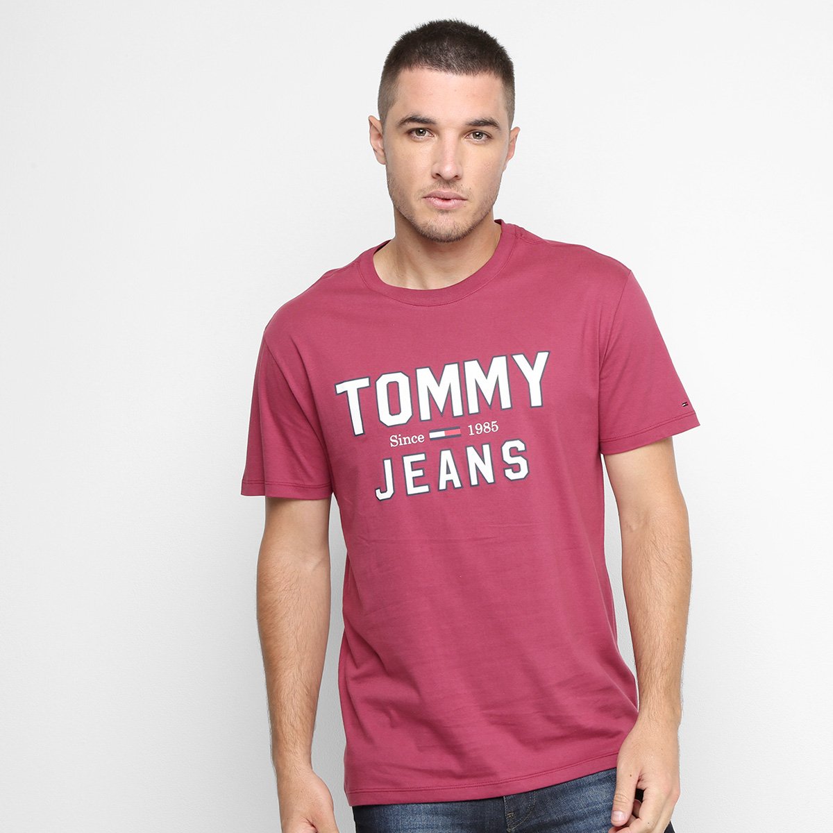 Camiseta Tommy Jeans Logo Retrô Masculina - Bordô é ruim? Camiseta Tommy Jeans Logo Retrô Masculina - Bordô é boa?