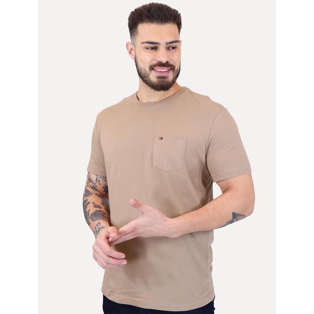 Camiseta Tommy Jeans Masculina Regular Pocket Marrom Claro