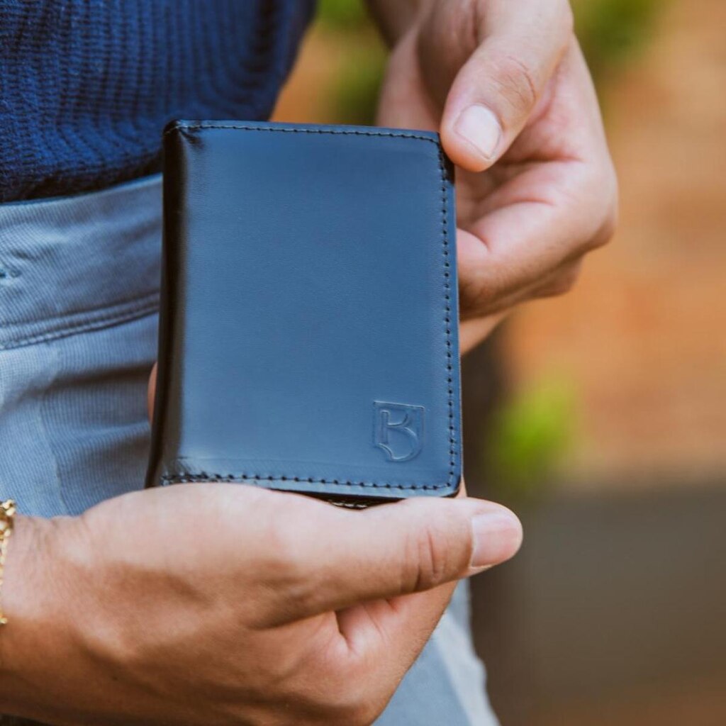 Carteira Masculina de Couro com Elástico Tecnologia RFID CNH