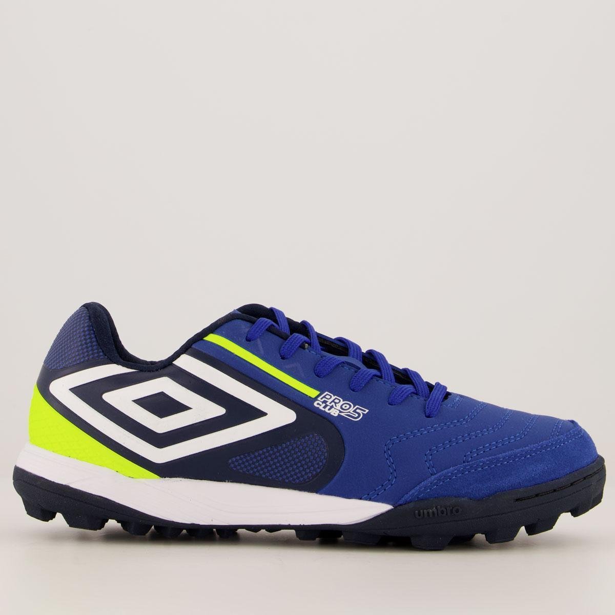 Chuteira Umbro Pro 5 Bump Club Society Azul e Branca Menor preço em Chuteira Umbro Pro 5 Bump Club Society Azul e Branca