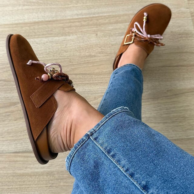 Clarissa - Mule Clog Feminino Marrom 2 em 1 Camurça com Enfeites Pingentes