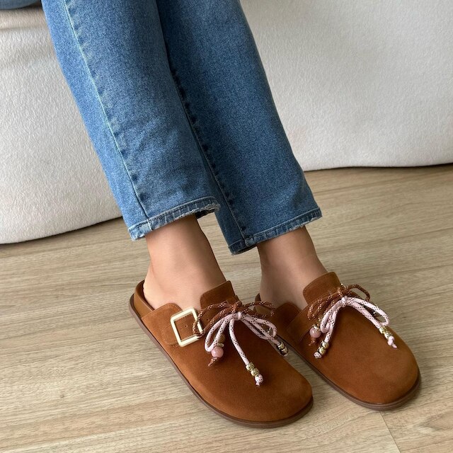 Clarissa - Mule Clog Feminino Marrom 2 em 1 Camurça com Enfeites Pingentes