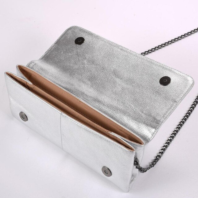 Clutch em Couro Prata Loucos e Santos